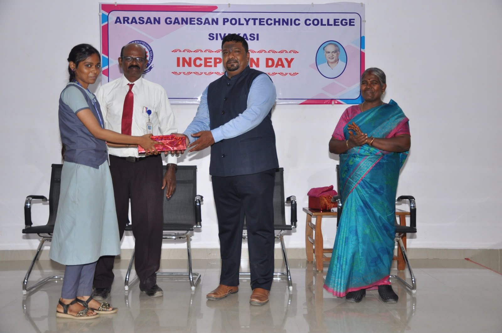 Venkatesh Kumar Pandurengan presenting an award to a student at Arasan Ganesan Polytechnic College, Sivakasi